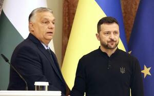 　ウクライナのゼレンスキー大統領（右）とハンガリーのオルバン首相＝２０２４年７月、ウクライナ・キーウ（共同）