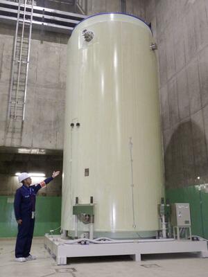 中間貯蔵施設で保管中の、使用済み核燃料が入った専用容器=12月3日、青森県むつ市