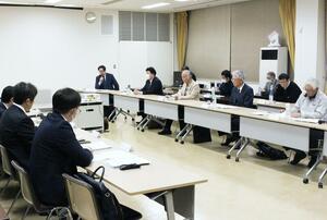 現在の委員による最後の定例会を開いた「地域の会」=9日夜、柏崎市荒浜1