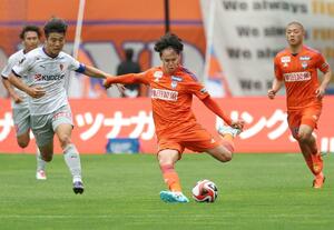 新潟-京都 前半、前線へパスを出すMF伊藤涼太郎=ビッグスワン