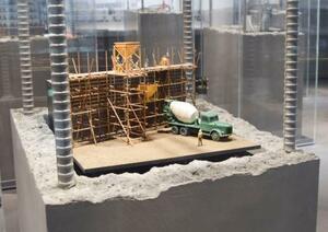 木内建設の昔の工事現場を再現したジオラマ=静岡市