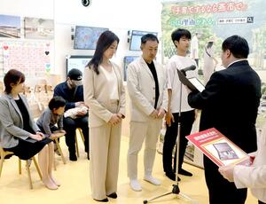 共家事・共育ての推進を図る「つば×ともモデルエピソードアワード」の表彰式＝燕市大曲