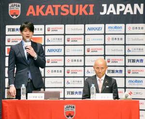 日本代表候補の発表記者会見に臨む日本バスケットボール協会の伊藤拓摩強化委員長(左)=1日、東京都内