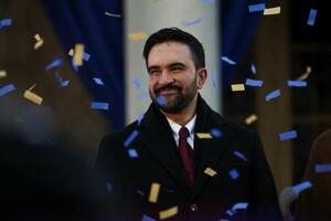 　１日、ニューヨークでの就任式で演説し、笑顔を見せるマムダニ市長（ＡＰ＝共同）