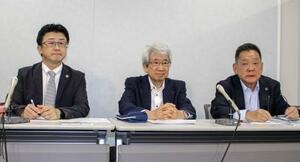 記者会見する原告の男性(中央)と代理人弁護士=18日午前、大阪市北区