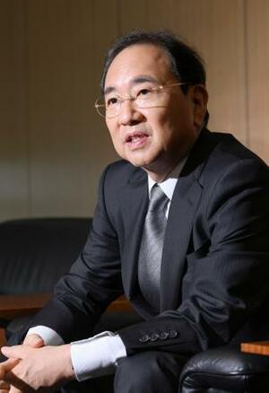 インタビューに答えるフジテレビの清水賢治社長