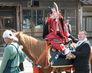稚児による豊作を願う流鏑馬=4月14日、佐渡市上新穂