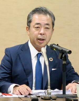 記者会見する生命保険協会の高田幸徳会長=19日午後、東京都千代田区
