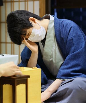 ２０２３年の第４８期棋王戦第３局の感想戦で肩を落とし、うなだれる藤井聡太五冠（当時）＝２３年３月５日、新潟市中央区の新潟グランドホテル