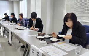 ＪＡ新潟かがやきが開いた２０２５年産コシヒカリの「食味コンテスト」＝１５日、新潟市西蒲区