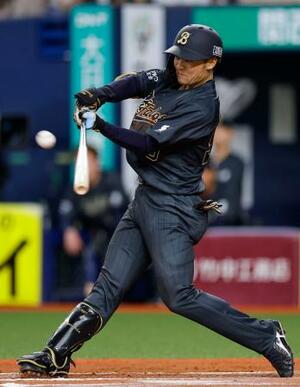 10回オリックス2死一、三塁、山中が左越えにサヨナラ打を放つ=京セラドーム