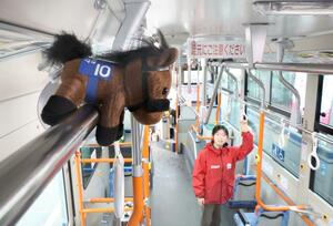 つり革のパイプにまたがる競走馬のぬいぐるみ＝新潟市江南区亀田工業団地２