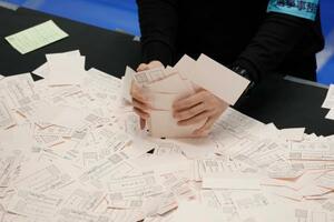 　東京都港区で行われた衆院選の開票作業＝８日夜