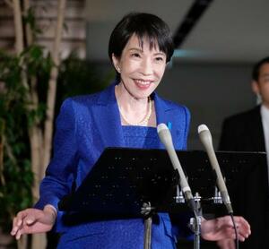 衆院解散などについて、記者団の取材に応じる高市首相=23日午後5時51分、首相官邸