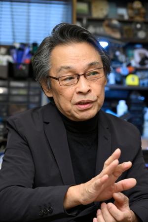 　「今後は文学作品をモチーフに、独自の解釈を提示する作品を制作したい」と話すムットーニさん