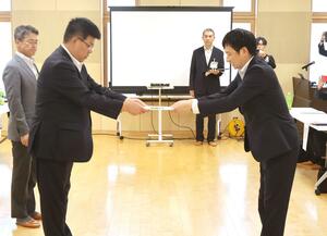国や県の担当者らに上沼道の整備推進を求める要望書を提出する建設促進期成同盟会の中川幹太会長=上越市