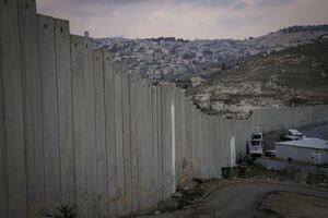 イスラエルが建設した分離壁=2月、ヨルダン川西岸アブディス