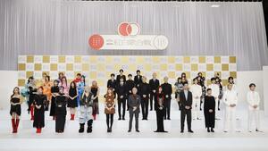 写真に納まる第７６回紅白歌合戦の出場者ら＝１４日午後、東京都渋谷区のＮＨＫ放送センター