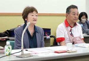 　要望後に記者会見する「水俣病胎児性小児性患者・家族・支援者の会」の加藤タケ子さん（左）ら＝１８日午後、環境省