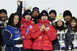 集合写真に納まる(前列中央から左へ)金メダルの戸塚優斗、銅メダルの山田琉聖、7位の平野歩夢=13日、イタリア・リビーニョ(共同)