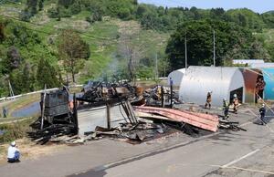 養鯉場などを焼いた火災現場＝５月４日、長岡市山古志虫亀