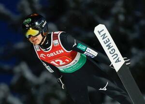 　Ｗ杯ジャンプ男子団体第１戦　小林潤志郎の１回目の飛躍＝ザコパネ（共同）