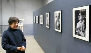 　故塩田武史さんの作品について説明する妻の弘美さん＝１２日、熊本市の熊本大