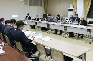 柏崎刈羽原発６号機で相次いだ制御棒関連のトラブルなどについて議論した「地域の会」＝柏崎市荒浜１