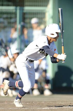 中越－日本文理　９回日本文理１死満塁、安達煌栄千がサヨナラタイムリーを放ち９－８＝９月２４日、三条市月岡４の三条パール金属スタジアム