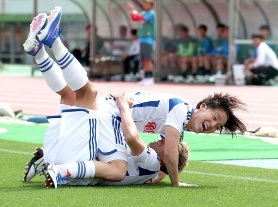 前半４分、先制ゴールを奪った奥村（中央）＝１２日、ＧＩＫＥＮスタジアム