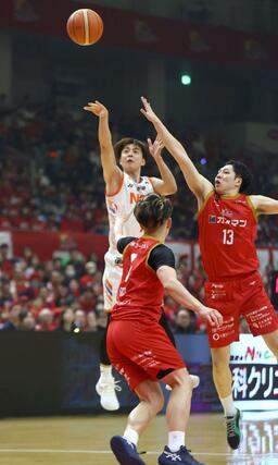 岩手－新潟　第１クオーター、シュートを打つ五十嵐圭＝５月１８日、盛岡タカヤアリーナ