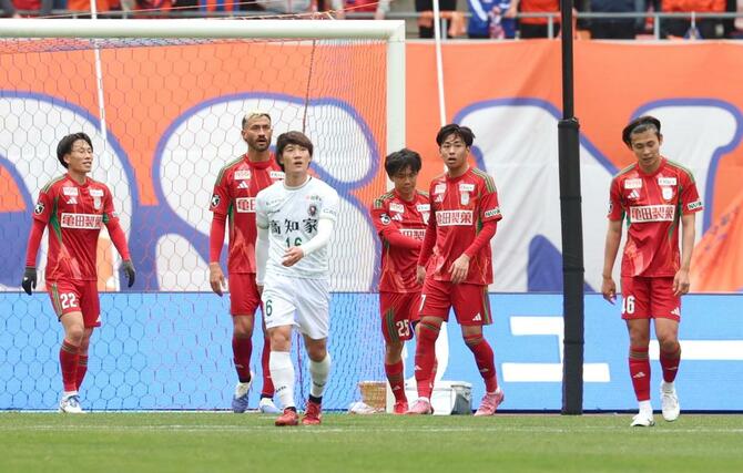 前半、２失点目を喫し肩を落とすＤＦ舞行龍ジェームズ（左から２人目）、ＤＦ舩木翔（右から２人目）ら＝７日、デンカビッグスワンスタジアム