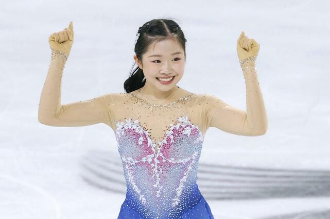 女子フリーの演技を終え、ガッツポーズする中井亜美。グランプリシリーズ初出場優勝を果たした＝アンジェ（共同）