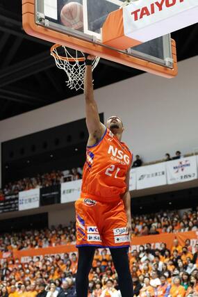 新潟-東京Z 第4クオーター、シュートを決めるスミス=アオーレ長岡