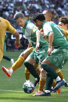 ５、６位決定戦、Ｊ２・Ｊ３東Ｂ－Ｊ２・Ｊ３西Ａ　攻め込むＪ２・Ｊ３東Ｂの三浦（左端）＝ＭＵＦＧ国立