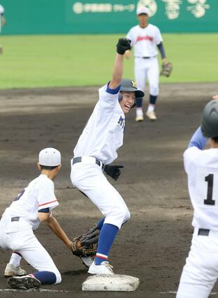 上越－新発田南　２回表、新発田南２死二塁、眞田快が左中間に適時三塁打を放ち先制。三塁上でガッツポーズ＝長岡市悠久山