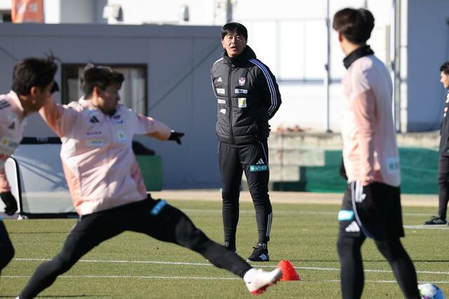 選手に指示を出す船越優蔵監督（中央奥）＝宮崎県都城市