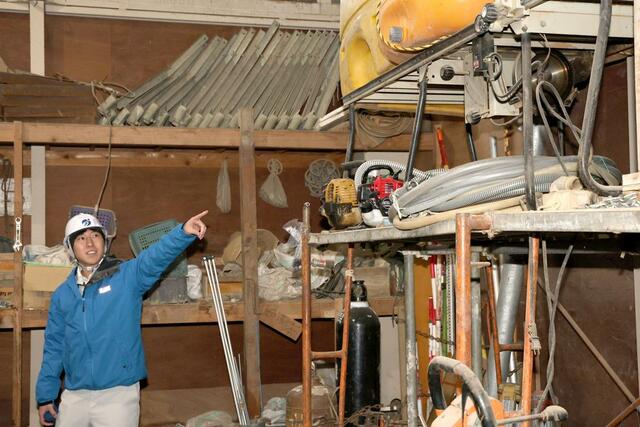 倉庫でクマの動きを説明する阿賀野市職員＝３１日午後３時半すぎ、阿賀野市新保