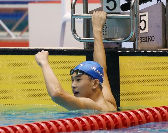 男子１００メートル平泳ぎ決勝　２位でゴールし、左手を上げて喜ぶ今泉悠成（長岡大手）＝広島市