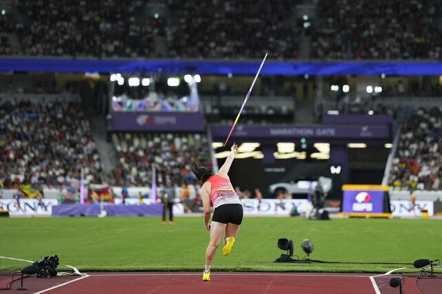 女子やり投げ予選　北口榛花の３投目＝国立競技場