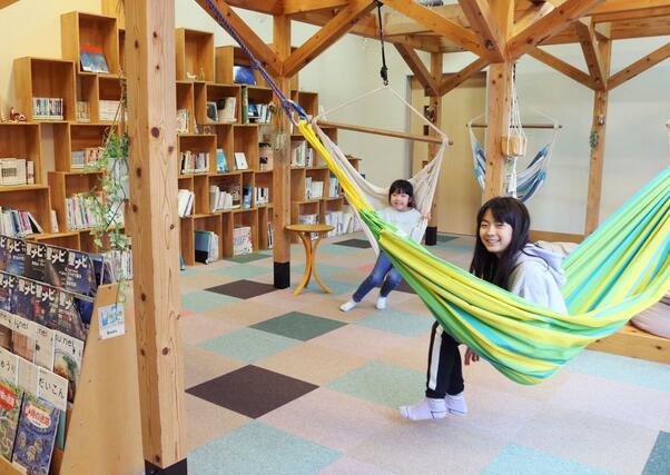 「さぎの森文庫」のハンモックで遊ぶ子どもたち=12月1日、三条市矢田