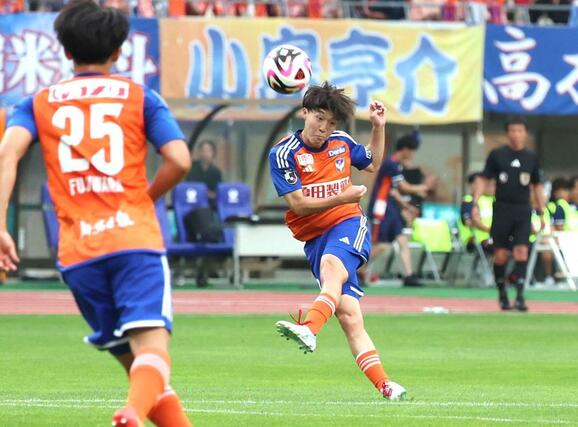 新潟-川崎 前半、FW奥村仁がシュートを放つ=ビッグスワン