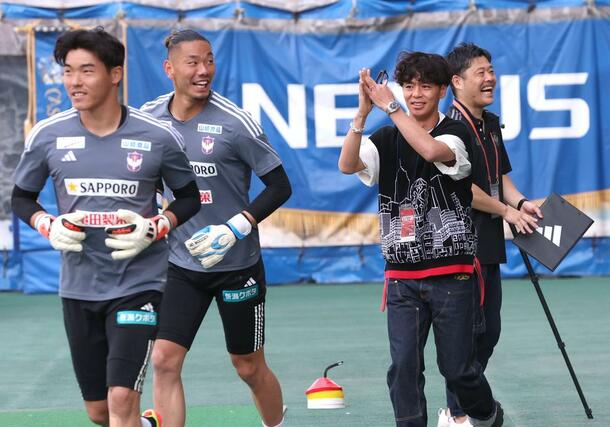 古巣新潟の応援に駆けつけたシントトロイデン伊藤涼太郎＝町田ＧＩＯＮスタジアム