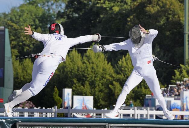 男子決勝　フェンシングで韓国選手（左）と対戦する佐藤大宗＝パリ郊外（共同）