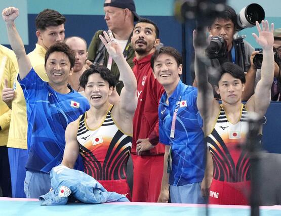 男子種目別平行棒で銅メダルを獲得し笑顔の岡慎之助（手前左）。手前右は谷川航＝パリ（共同）