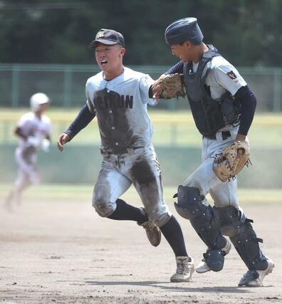 村上桜ケ丘－新潟明訓　７回のピンチを切り抜けハイタッチするエース田村洸太郎（左）と捕手の関川慶太＝新発田市五十公野