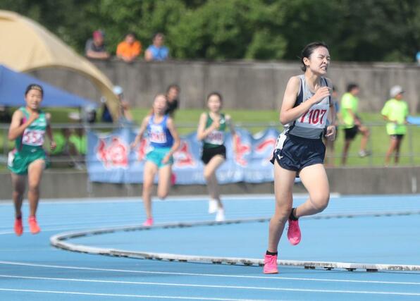 女子1500メートルで優勝した堤海遥(燕北)=新発田市
