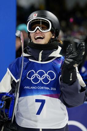 男子ハーフパイプ予選１回目を終え笑顔を見せる山田琉聖＝リビーニョ（共同）