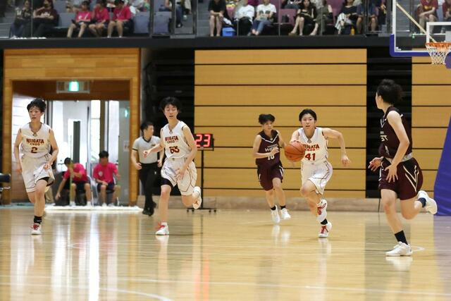 女子１回戦　新潟中央－長崎西　第２クオーター、速攻を仕掛ける新潟中央の選手たち＝福岡県立スポーツ科学情報センター