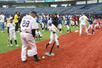 元プロ野球選手らによる子ども向けの野球教室=18日、新潟市中央区